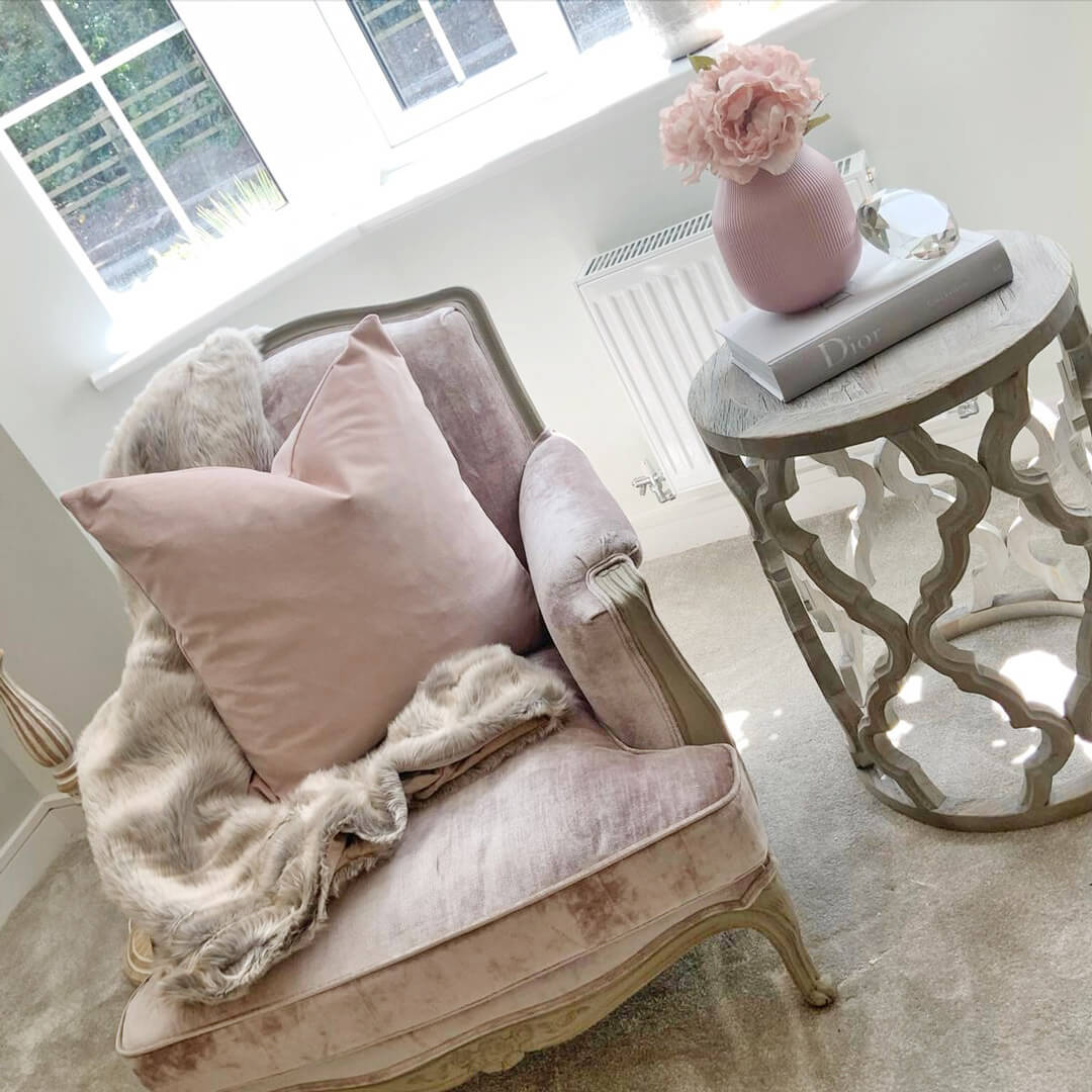 lounge with bay window feature