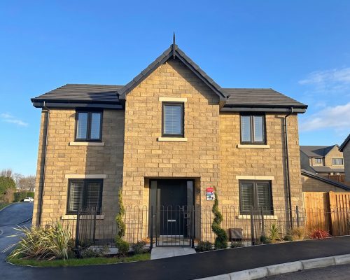 mearley 4 bedroom detached house with parking spaces
